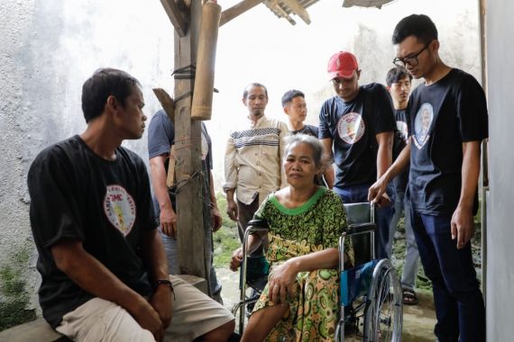 Ganjar Milenial Center Berikan Bantuan Kursi Roda Untuk Penyandang Disabilitas - JPNN.COM
