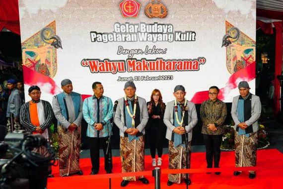 Gelar Wayang Kulit, Kapolri Ingin Solidaritas TNI & Polri Semakin Kuat - JPNN.COM