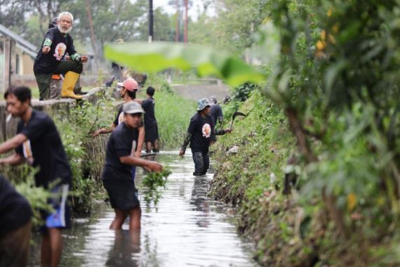 Ganjar Milenial Ajak Warga Bandung Bersihkan Sungai Untuk Cegah Banjir - JPNN.COM