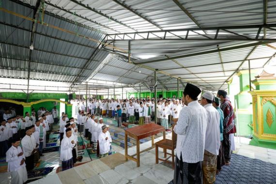 Kiai Muda Pendukung Ganjar Silaturahmi dengan Jemaah di Ponpes Al Hidayat - JPNN.COM