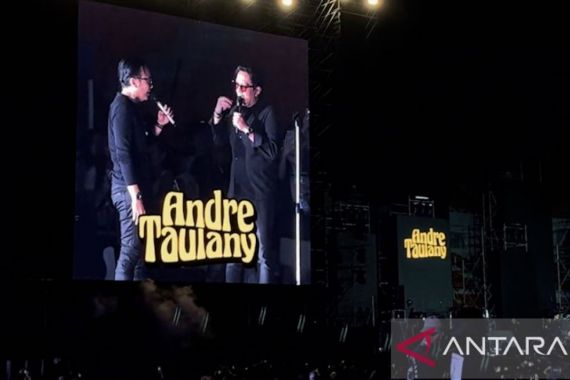 Andre Taulany jadi Bintang Tamu di Konser Dewa 19, Menyanyikan Lagu Mungkinkah - JPNN.COM