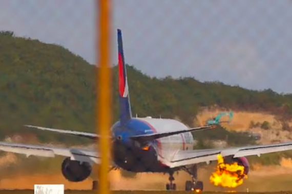 Mengerikan, Pesawat Bawa 309 Penumpang Sudah Mau Terbang, Mesinnya Terbakar - JPNN.COM