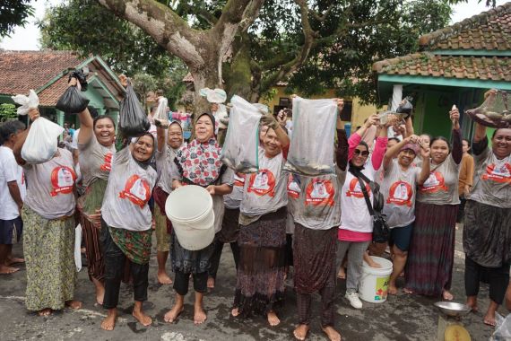 Relawan Puan Majalengka Mengadakan Lomba Menangkap Ikan dan Bagikan Bantuan - JPNN.COM