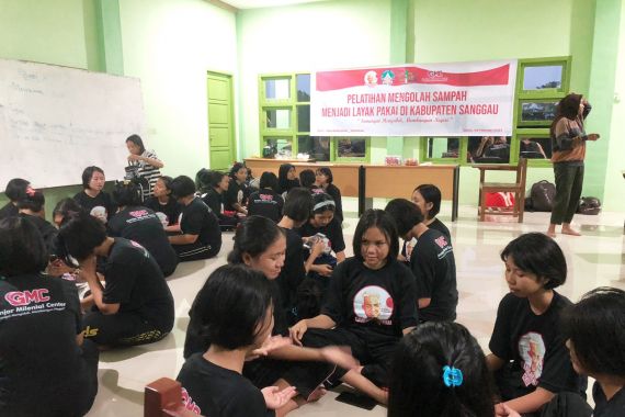 Ganjar Milenial Center Kalbar Latih Anak Muda Untuk Mengolah Sampah - JPNN.COM