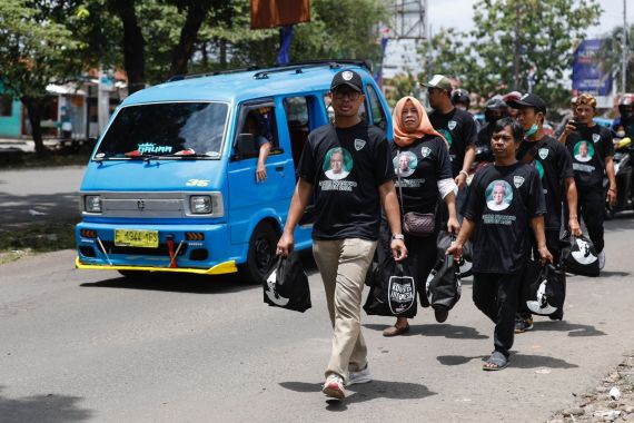 Kowarteg Pendukung Ganjar Berbagi Makanan ke Sopir Angkot dan Driver Ojek - JPNN.COM