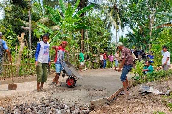 Orang Muda Ganjar Ende Bantu Masyarakat Perbaiki Jalan yang Rusak - JPNN.COM