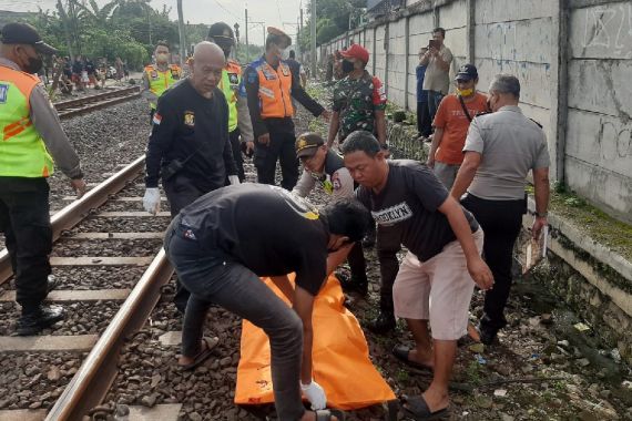 Tak Dengar Diteriaki Warga, Lansia Tanpa Identitas Tewas Tertabrak Kereta di Bekasi - JPNN.COM