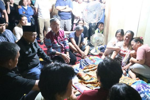 1 Warga Tewas Ditembak Brigpol W, Malam-Malam Brigjen Kasmudi Datangi Rumah Korban - JPNN.COM