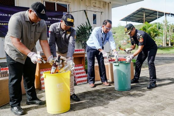 Bea Cukai Bali Nusra Musnahkan Minuman Beralkohol dan Rokok Ilegal, Jumlahnya Wow - JPNN.COM