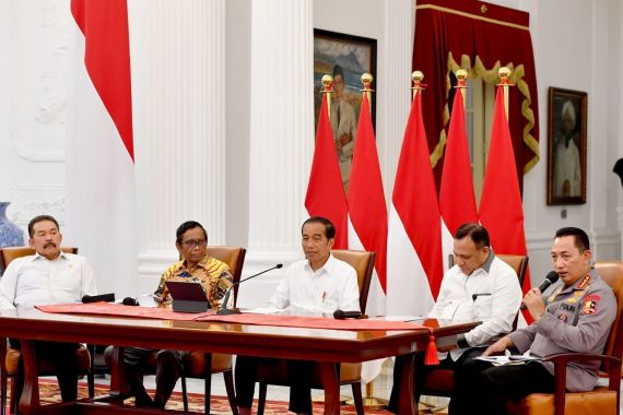 Jokowi Kumpulkan Jaksa Agung, Kapolri, dan Ketua KPK di Istana, Ada Apa? - JPNN.COM