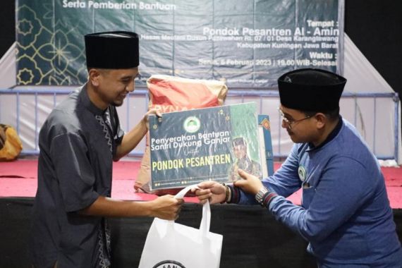 Santri Dukung Ganjar Salurkan Bantuan untuk Pembangunan Gedung Masjid di Kuningan - JPNN.COM