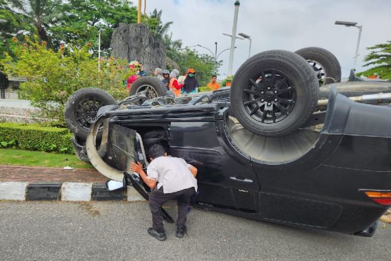Seorang Dokter Kecelakaan di Pekanbaru, Mobilnya Sampai Terbalik Begini - JPNN.COM