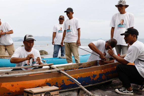Sukarelawan Ganjar Pranowo Bantu Renovasi Perahu Nelayan di Lampung Selatan - JPNN.COM