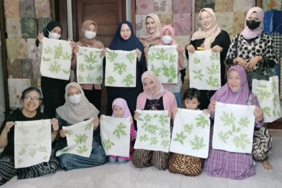 Mak Ganjar Gelar Pelatihan Kerajinan Tangan Bersama Ibu-Ibu di Lampung - JPNN.COM