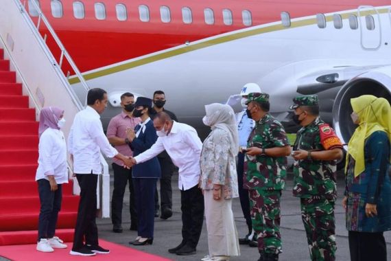 Jokowi Tiba di Medan, Lihat Siapa yang Menyambut - JPNN.COM