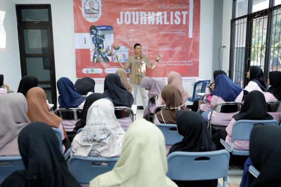 Srikandi Ganjar Jateng Ajak Santriwati Meminati Dunia Jurnalistik - JPNN.COM