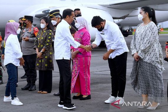 Presiden Jokowi Disambut Bobby Nasution, Amati Ekspresi Wajahnya - JPNN.COM