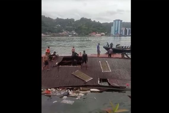 Detik-Detik Kafetaria Ambruk ke Laut saat Gempa Mengguncang Kota Jayapura - JPNN.COM