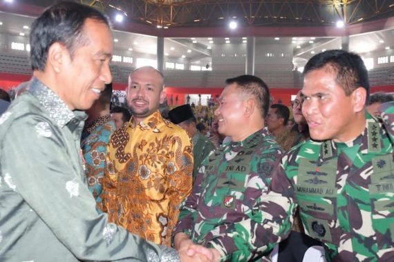 Hadiri Peringatan HPN 2023, KSAL Bersalaman dengan Presiden Jokowi, Lihat - JPNN.COM