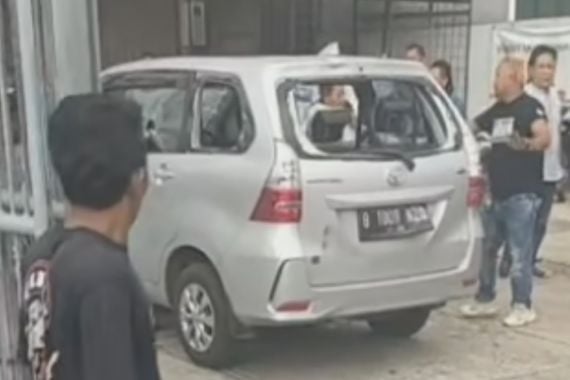 Ormas Vs Debt Collector Bentrok di Bekasi, Dipicu Penarikan Mobil - JPNN.COM