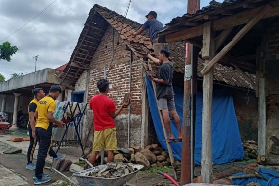 Puluhan Rumah di Kabupaten Madiun Rusak Diterjang Angin Puting Beliung - JPNN.COM