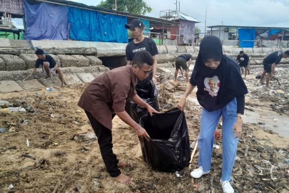 Ganjar Milenial Gelar Bersih-Bersih Pantai Warna Oesapa Bareng Komunitas - JPNN.COM