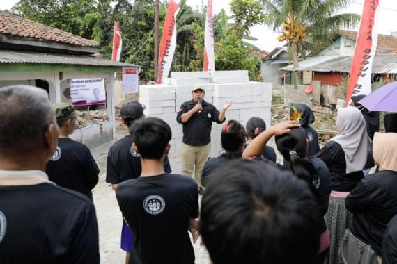 Ganjaran Buruh Berjuang Bangun Fasilitas MCK di Banten - JPNN.COM