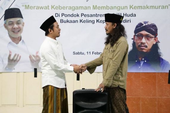 Gus-Gus Nusantara Pendukung Ganjar Serahkan Bantuan Pengeras Suara ke Ponpes - JPNN.COM