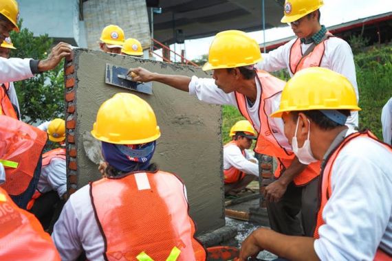 SIG Bantu Upgrade Keterampilan Tukang Bangunan Agar Jadi Ahli Konstruksi - JPNN.COM