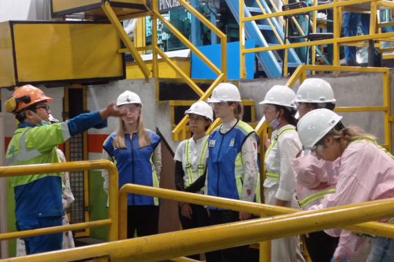 Pelajari Industri Hijau di Tanah Air, Puluhan Mahasiswa Australia Kunjungi Pabrik Tatalogam Group - JPNN.COM