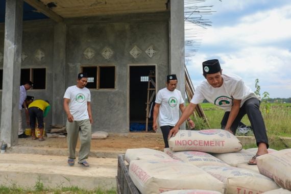 Santri Dukung Ganjar Beri Bantuan Material Bangunan Untuk Ponpes Al-Falah - JPNN.COM