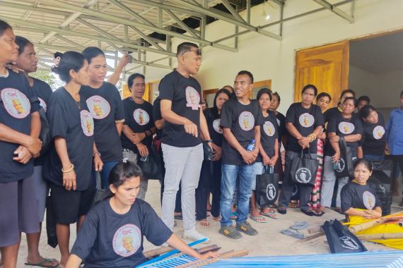 Ganjar Milenial Bagikan Bahan Tenun kepada UMKM di Sumba Barat Daya - JPNN.COM