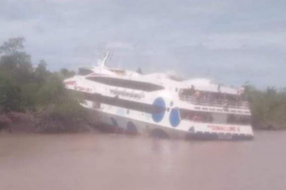 Kapal MV Dumai Line 9 Tabrak Hutan Mangrove, Penumpang Mengamuk - JPNN.COM