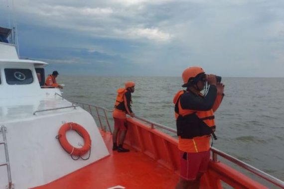 Basarnas Pekanbaru Kerahkan KN Dumai Cari WN Malaysia yang Tenggelam di Selat Malaka - JPNN.COM
