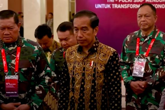 Momen Prabowo Sibuk Mencatat saat Jokowi Berbicara ke Media, Oh Ternyata - JPNN.COM
