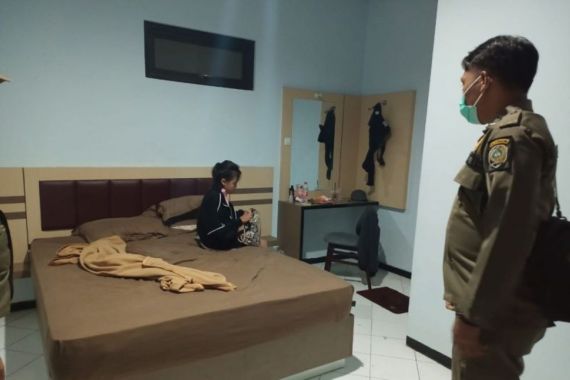 Wanita Ini Terjaring Operasi Satpol PP Saat Kencan di Kamar Hotel - JPNN.COM