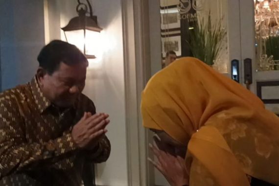 Seusai Bertemu Khofifah, Prabowo Terbahak-bahak ketika Wartawan Bertanya soal Ini - JPNN.COM