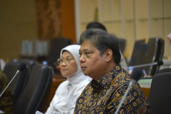 Airlangga: Perppu Cipta Kerja Penting untuk Mencegah Krisis Perekonomian - JPNN.COM