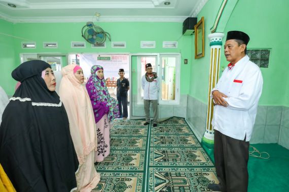 Usbat Ganjar Ajarkan Warga Deli Serdang Tata Cara Salat Jamak dan Qasar - JPNN.COM