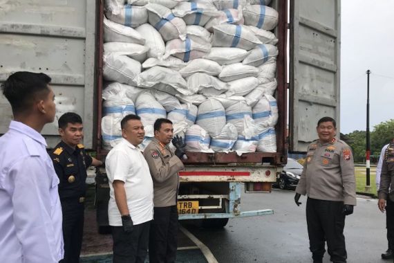 2 Kontainer Berisi Ribuan Karung Barang Bekas dari Singapura Diamankan Polda Kepri - JPNN.COM