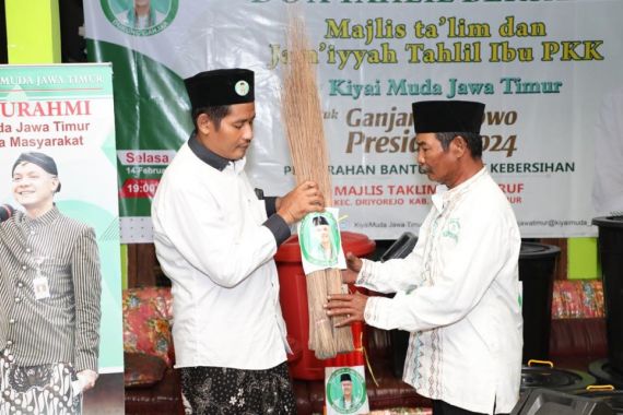 Kiai Muda Jatim Ajak Jemaah Majelis Taklim Al Makruf Jaga Kebersihan - JPNN.COM