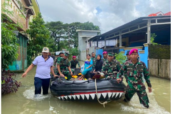 TNI AL Kerahkan Personel untuk Evakuasi Korban Banjir di Sulsel - JPNN.COM
