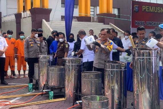 276 Kilogram Sabu-sabu Dimusnahkan di Polda Riau - JPNN.COM