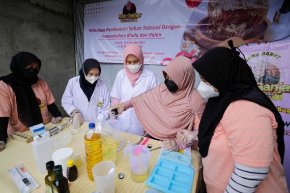 Mak Ganjar Gelar Pelatihan Pembuatan Sabun Natural di Cibinong - JPNN.COM