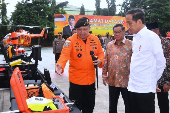 Jokowi Sebut Teknologi Perlu Dipakai untuk Mempercepat Proses Pencarian Korban Bencana - JPNN.COM