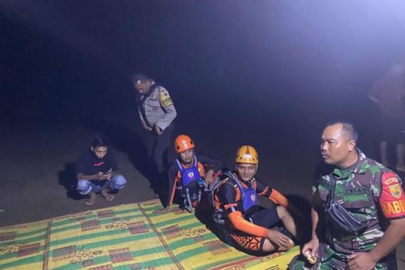 Bocah Tenggelam Seusai Bermain Pasir Sungai Batang Hari, Basarnas Bergerak - JPNN.COM