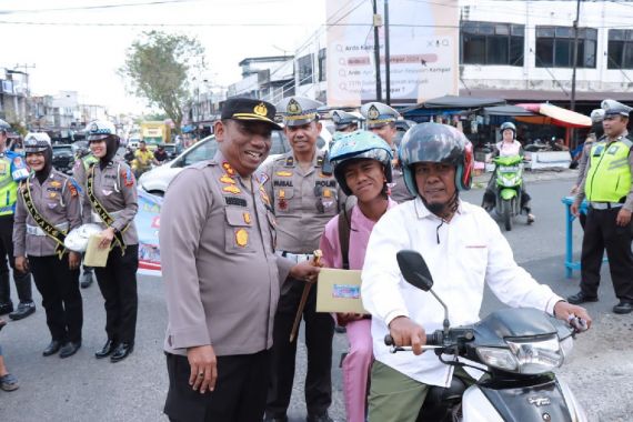 Ops KLK di Kampar Pelanggar Kaget Dapat Helm Dari Kapolres, Ternyata Ini Tujuannya - JPNN.COM