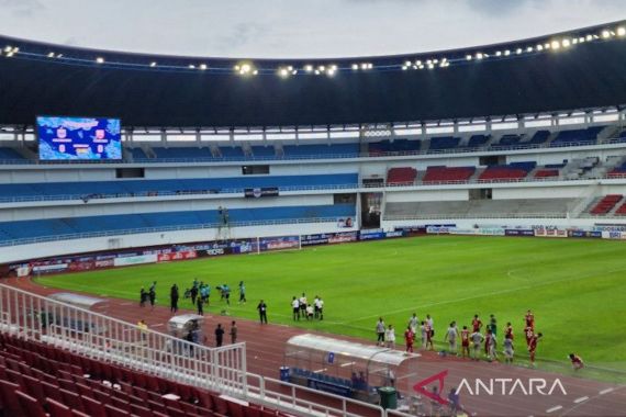 Sempat Disetop Gegara Ricuh Suporter di Luar Stadion, Laga PSIS Vs Persis Berakhir 1-1 - JPNN.COM