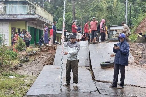 Terseret Longsor, Jalur Alternatif Ponorogo-Pacitan Amblas - JPNN.COM