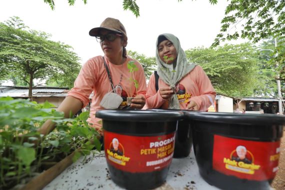 Mak Ganjar Tanam Ratusan Pohon Cabai di Pasar Minggu Jelang Ramadan - JPNN.COM